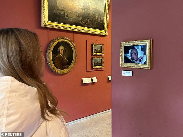 Después de 11 horas bajo custodia, la infame foto de Andrew siendo expulsado vergonzosamente de la comisaría fue enmarcada y «expuesta en el Louvre».