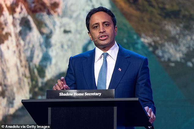 La reforma crearía una versión británica de la unidad ICE de Trump y planearía deportar a 300.000 inmigrantes ilegales al año.