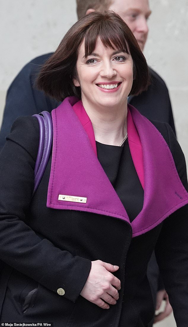 Los parlamentarios amenazan con intensificar el escrutinio de la familia real en medio de la saga de Andrew