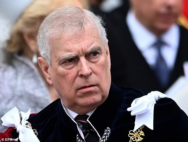 La policía metropolitana enfrenta preguntas sobre el uso de oficiales por parte de Epstein como ‘gorilas’ en Party House después de que el ex primer ministro Gordon Brown preguntara si Andrew usó las bases de la RAF para vigilar la pedofilia.