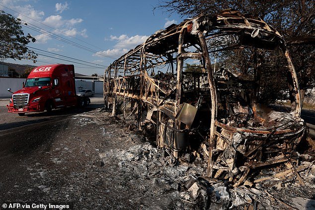 Turistas mimados se quejan de estar atrapados en complejos turísticos de lujo en medio de la violencia de los cárteles en México