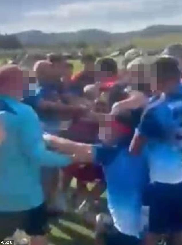 Mira los inquietantes momentos en que los padres golpean a los adolescentes en el Campeonato de Fútbol Junior