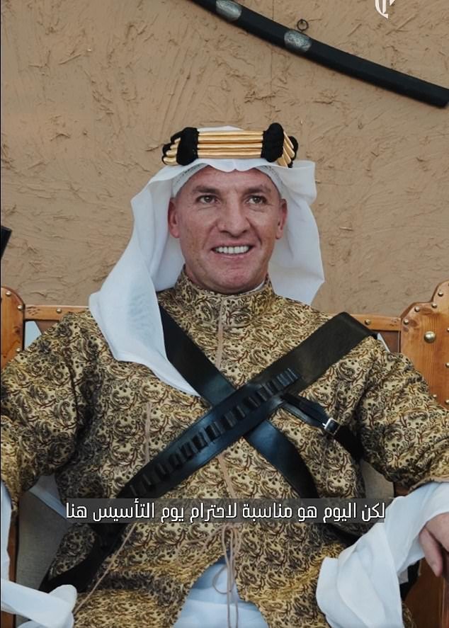 El exjefe del Liverpool y del Celtic, Brendan Rodgers, se transforma en ‘Sheikh Brendan’, posa con un traje tradicional saudita y con una pistola en un video promocional tan descarado que ‘parece IA’