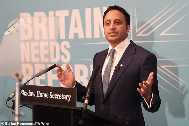 Zia Youssef, de Reform UK, dice que el Reino Unido está siendo «invadido» por inmigrantes ilegales y promete deportar a 288.000 personas cada año mientras revela planes para una versión británica de la unidad ICE de Trump.