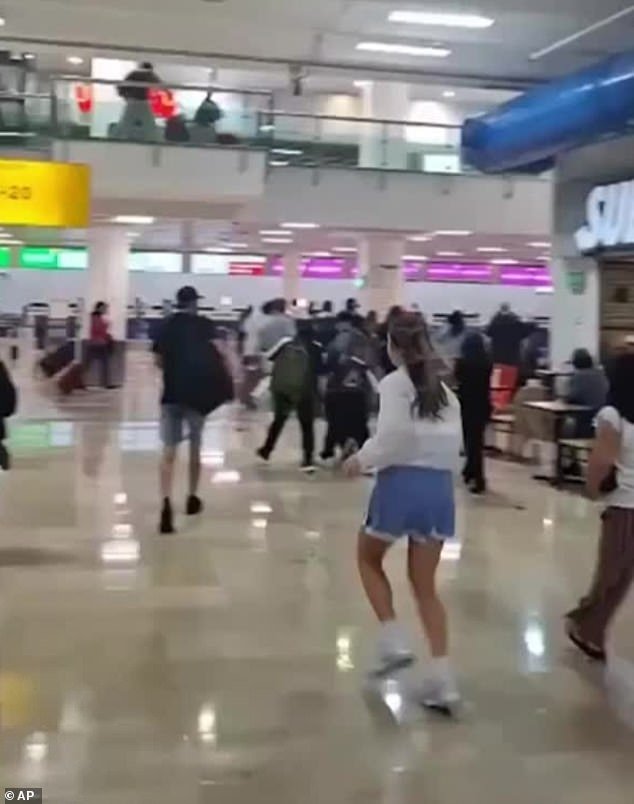 Terror en la terminal: Los turistas entran en pánico mientras corren por un aeropuerto mexicano, temiendo un ataque de un cartel, horas después de la muerte del narcotraficante El Mencho.