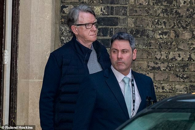 Peter Mandelson fue liderado por la policía en medio de una investigación por mala conducta en cargos públicos