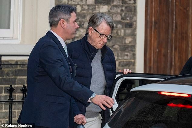Mandelson interrogado por una noche de élite del ‘escuadrón de celebridades’ en Scotland Yard: preguntas sobre lo que provocó su arresto ‘inusual’ a las 4:30 pm en la casa de £ 7 millones del deshonrado Lord, 17 días después de que sus propiedades fueran registradas por vínculos con Epstein