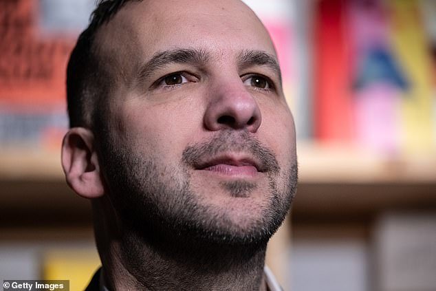 Los Verdes planean dar a los inmigrantes ilegales vivienda, salarios y atención sanitaria gratuitos: ya están a favor de las drogas y la pornografía, ahora el «peligroso» partido de Polanski quiere «un mundo sin fronteras»