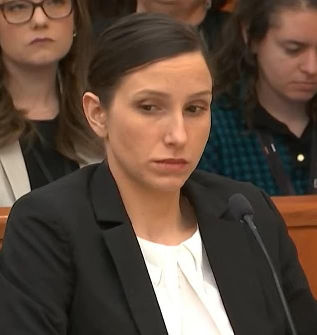 El operador del 911 escuchó llorar por teléfono después de engañar al ‘escritor del dolor’ de Utah que supuestamente mató a su marido con una mula envenenada de Moscú