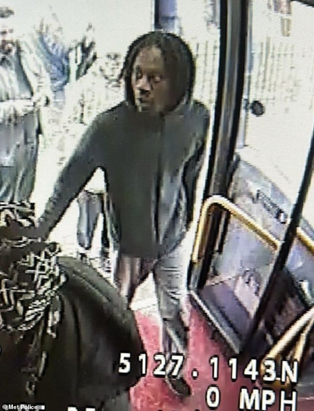 El último CCTV muestra al rapero huyendo antes del vuelo de deportación, mientras la persecución policial entra en el día 9