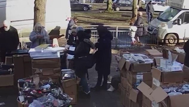 Los carteristas descarados del momento robaron £ 450 de la abuela del cuidador afuera de una concurrida tienda de la calle principal