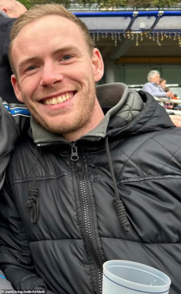 Un soldado de 26 años se estrelló deliberadamente contra un árbol y dijo: «Nunca volverás a saber de mí» mientras llamaba por teléfono a su novia, devastada tras romper con ella.