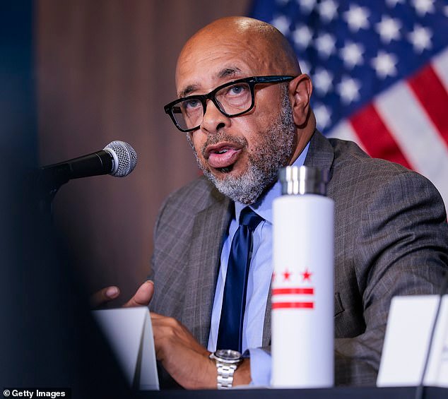 DC Water sufrió el mayor derrame de aguas residuales en la historia de Estados Unidos después de que el jefe se jactara de deshacerse de los ejecutivos varones blancos, priorizando la «equidad».