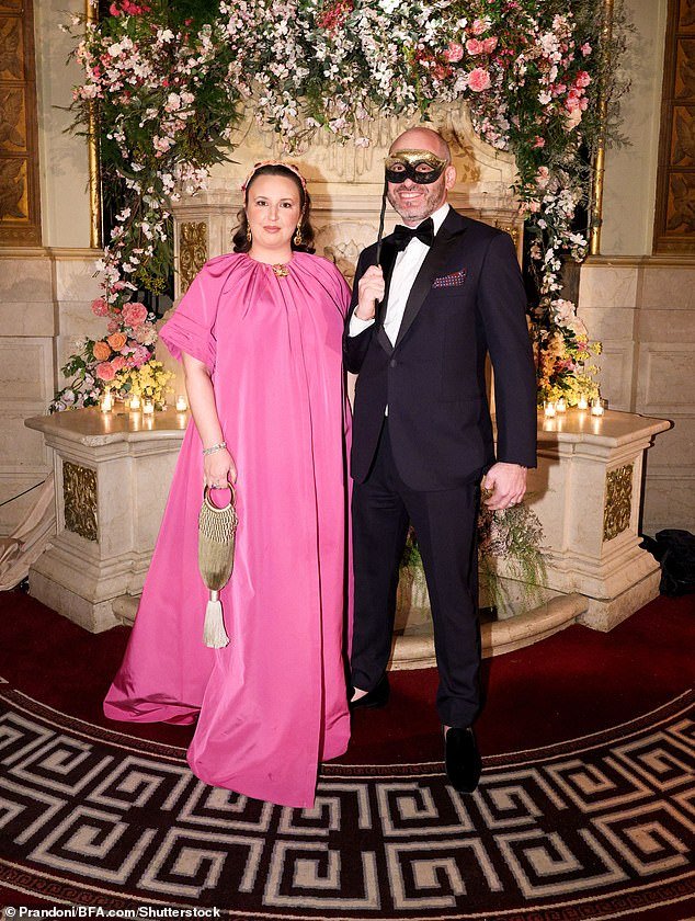 El misterioso hermano de Alejandro IV desenmascarado: los escándalos familiares de la esposa de la heredera multimillonaria israelí… cuando él es una figura solitaria en el juicio por crímenes sexuales entre hermanos