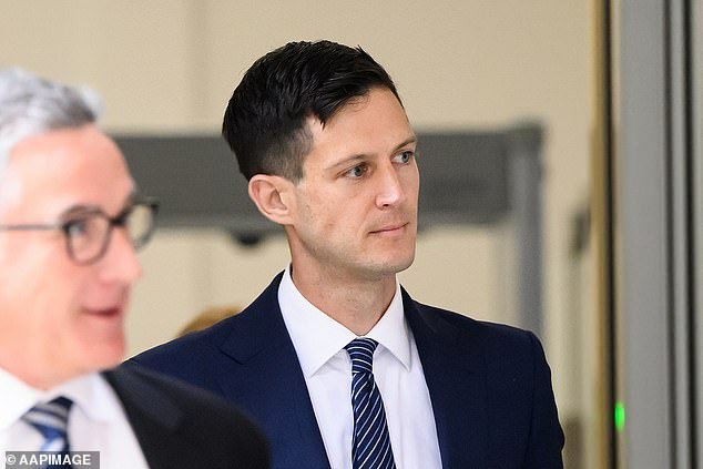 Un político agredió sexualmente a un niño en un baño público, se revelan detalles impactantes