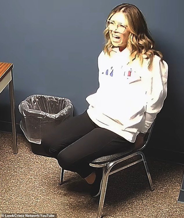 La secretaria de la escuela llora mientras le dice a la policía que solo tuvo relaciones sexuales con un estudiante tres veces y espera a que cumpla 18 años.