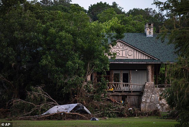 Las familias devastadas y los consejeros de nueve niñas de Camp Mystic están demandando al estado de Texas.