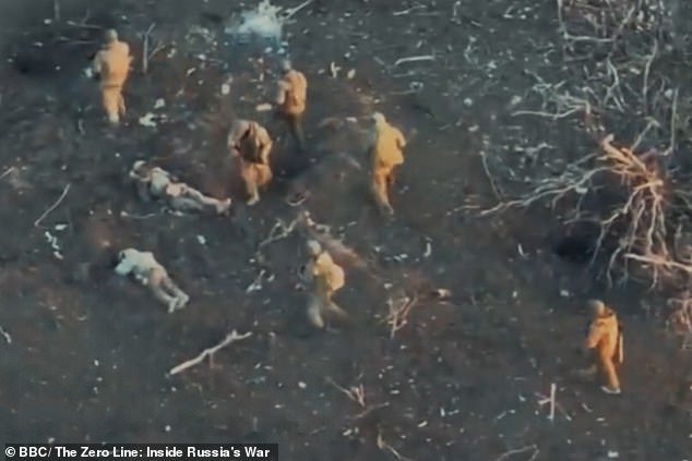 Las brutales ejecuciones de los comandantes rusos de… sus propios hombres: los soldados describen pozos llenos de personas fusiladas por desertar del frente o enviadas desarmadas a misiones suicidas de ‘tormenta de carne’