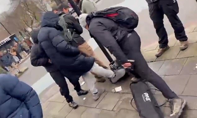 REVELADO: El ataque a un predicador cristiano conduce a un video viral de un oficial de policía defendiendo la libertad de expresión en Whitechapel