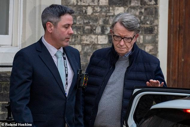 La policía ha negado haber arrestado a Peter Mandelson tras «sugerencias infundadas de que planeaba abandonar el país e instalarse en el extranjero».