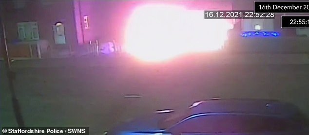 Momento en el que una pandilla prende fuego a una casa en venganza por un ataque con bomba molotov: madre e hija sufren graves quemaduras tras escapar por la ventana del dormitorio