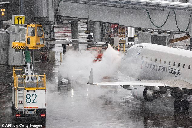 Blizzard provoca un infierno en los viajes a EE. UU.: 10.000 vuelos quedan en tierra y el corresponsal meteorológico lucha por mantenerse en pie: «¡Es una locura!»