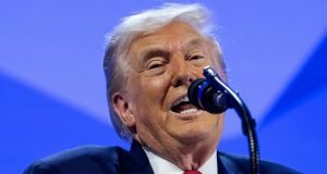 El draconiano decreto bancario de Trump para exponer a los inmigrantes ilegales ha provocado pánico en Wall Street