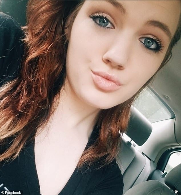 Una madre que dejó a sus hijos hambrientos solos en casa durante días solo comió carne podrida del infierno, dijo la policía.