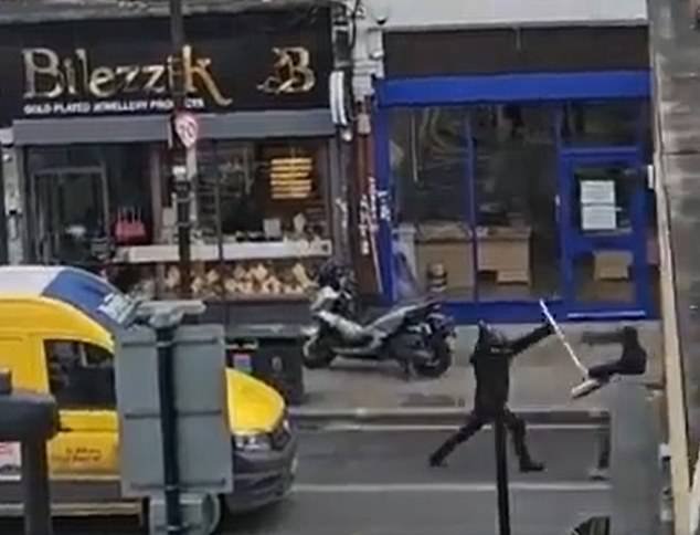 Transeúntes intentaron detener con un machete a los matones que asaltaban a las joyerías