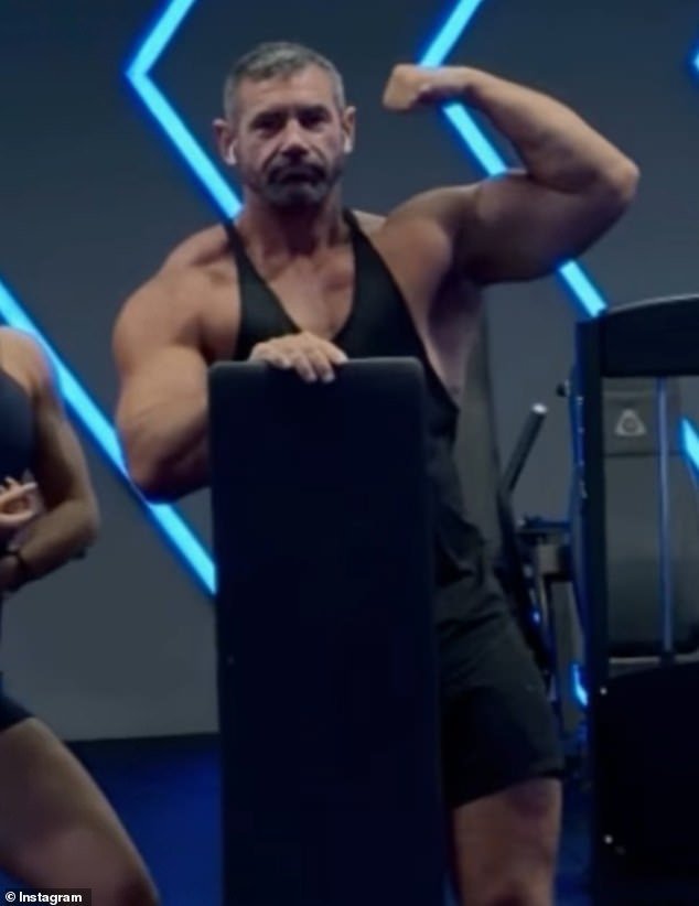 Ryan reservó una villa en Bali y pagó con seis meses de anticipación, solo para llevarse una sorpresa cuando la policía apareció en su puerta.