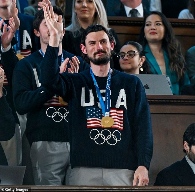 Trump honra al héroe olímpico del hockey estadounidense Connor Hellebuyck con un impresionante honor del Estado de la Unión
