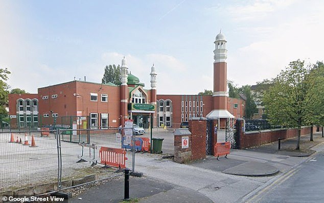 Hombres con hachas y cuchillos irrumpen en la mezquita del centro de Manchester, sospecha la policía