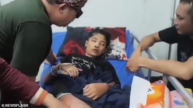 ‘Es mamá’: momento traumático muestra a una niña maltratada ‘su madrastra la obligó a beber agua caliente’ mientras pregunta quién tiene la culpa poco antes de morir a causa de sus heridas