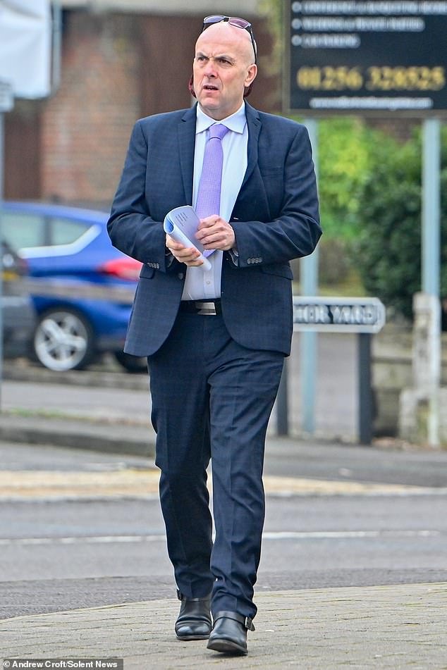 Un bombero fue tildado de «ingeniero desesperado» por su esposa, quien en secreto cosió un Apple AirTag en su osito de peluche.