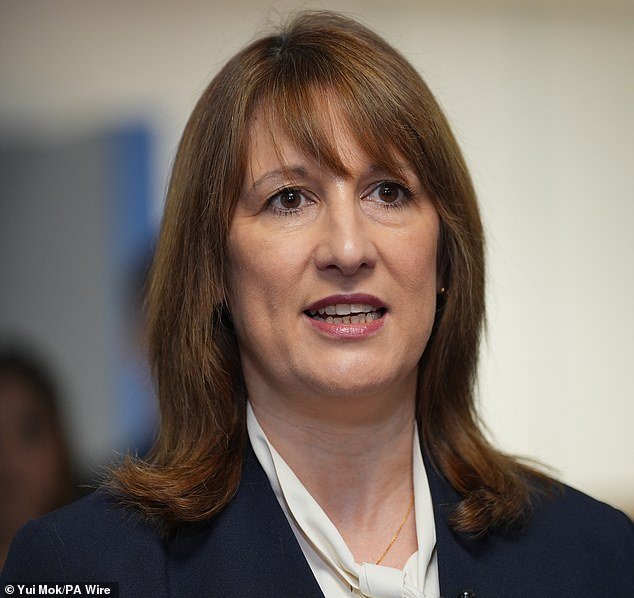 ¿Rachel Reeves se verá obligada a realizar más aumentos de impuestos? La Canciller ha advertido que la inmigración disminuirá y que los ingresos «suprimidos» dejarán otro agujero negro en las finanzas públicas mientras se avecina su declaración de primavera.