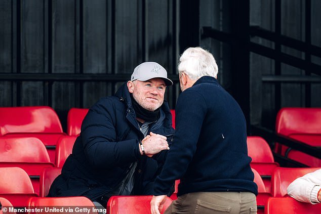 El orgulloso padre Wayne Rooney observa a su hijo Kai jugar para el Manchester United Sub-18… ¡pero el compañero sorpresa del joven se roba el espectáculo cuando vuelve a anotar!