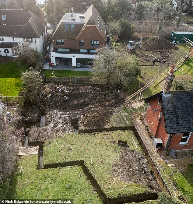 Una madre está luchando con sus vecinos por los planes de construir una nueva construcción «fea» de cinco habitaciones junto a su mansión victoriana de £ 2,5 millones.