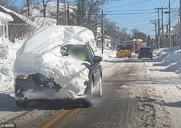 Un conductor idiota conduce muy descuidadamente en medio de una fuerte tormenta de nieve y asusta a la ciudad