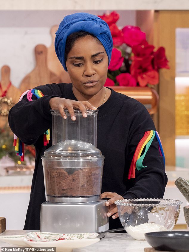 La verdad sobre el despido de Nadia Hussain en la BBC: la estrella de Bake of Chef está en declive, sus recetas están cansadas y es «difícil trabajar con ella», dicen expertos de la televisión