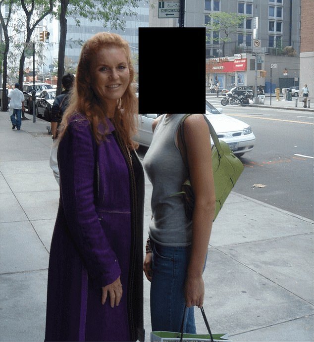 Sarah Ferguson le rogó a Epstein que mejorara su vuelo pagado en clase ejecutiva a Nueva York, días después de ser liberada de prisión por cargos de sexo infantil, revelan impactantes nuevos correos electrónicos