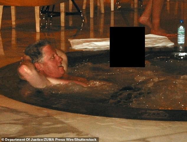 Bill Clinton revive la frase más infame de Epstein mientras lo interrogan sobre sexo en un jacuzzi