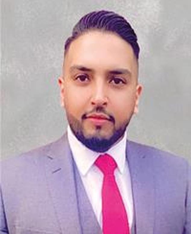 Concejal laborista suspendido por atacar con un pico a un hombre en la foto cenando con traficantes de crack y heroína… 12 años después del ataque «brutal»