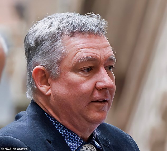 La esposa y el hijo del acusado asesino de campistas Greg Lynn lo apoyan en la corte mientras busca su liberación de prisión.