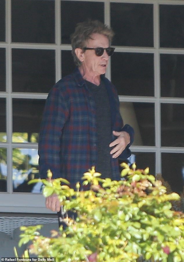 La familia y los amigos de Martin Short se sienten reconfortados al unirse a él después de la trágica muerte de su hija Catherine.