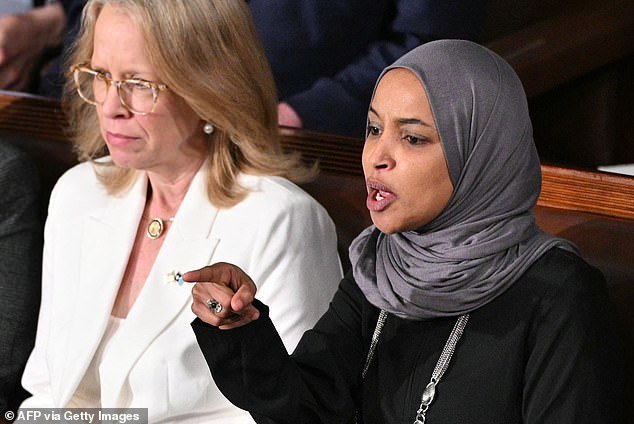 Ilhan Omar afirma que su invitado fue ‘expulsado por la fuerza’ del pleno de la Cámara durante el discurso de Trump… John Fetterman critica el vil insulto de Rashida Tlaib contra los legisladores republicanos