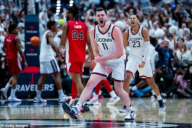 El No. 6 UConn derrotó al No. 15 St. John’s 72-40 para tomar la pole position en la carrera de la temporada regular de Big East