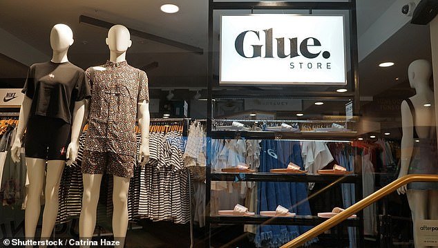 Lo que salió mal con el pegamento: dos razones del colapso de la tienda cuando una popular cadena minorista lanzó una venta masiva