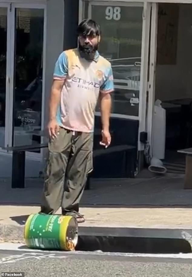 El propietario de una popular panadería ha roto su silencio tras sentirse indignado por la increíble pereza de un trabajador fuera de la tienda.