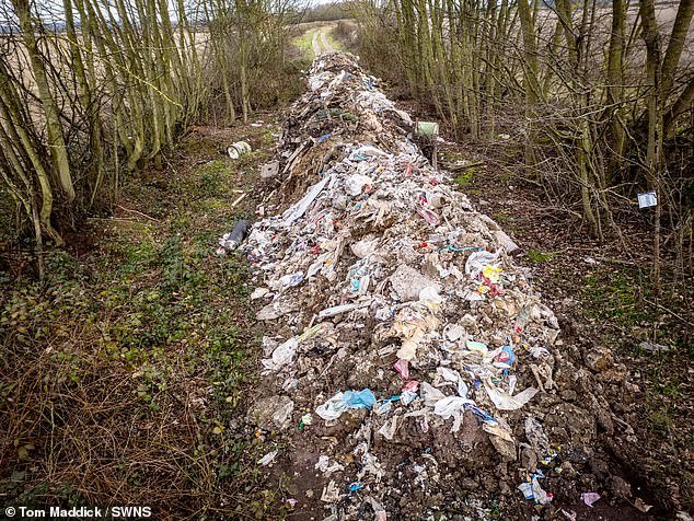Los volcadores profesionales arrojan basura a 30 metros de distancia en un río cerca de una concurrida autovía, cuya limpieza cuesta £ 20 000