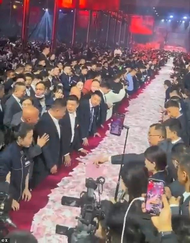 Gracias jefe! Una empresa china recaudó 26 millones de dólares en bonos en efectivo en una fiesta de fin de año, y los empleados gastaron todo el dinero que pudieron llevar.